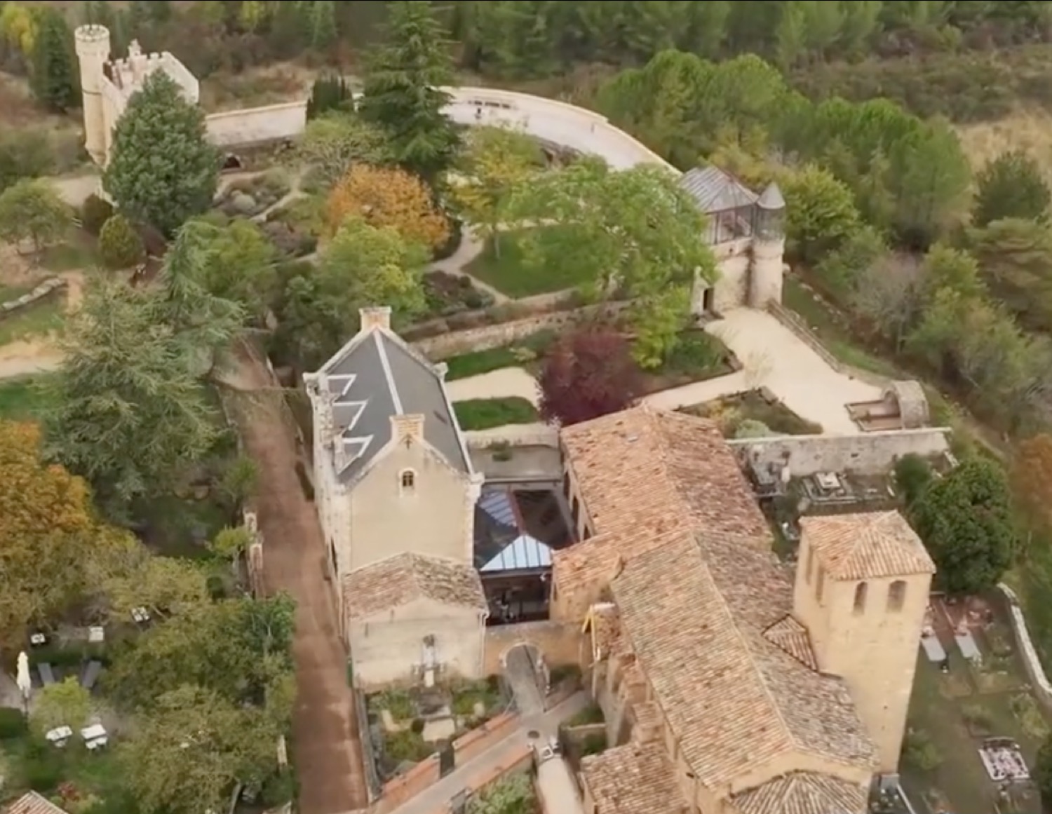Le domaine de l'Abbé Saunière et son église vu du ciel
