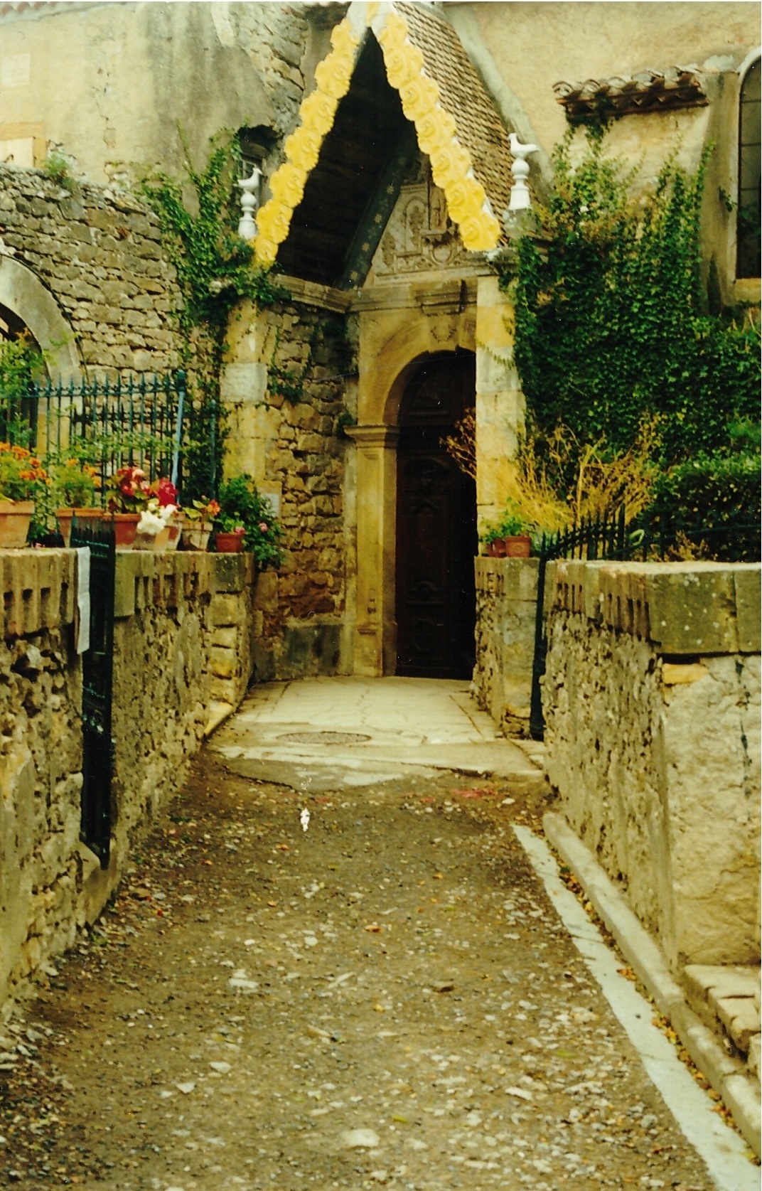 Entrée de l'église dans les années 80