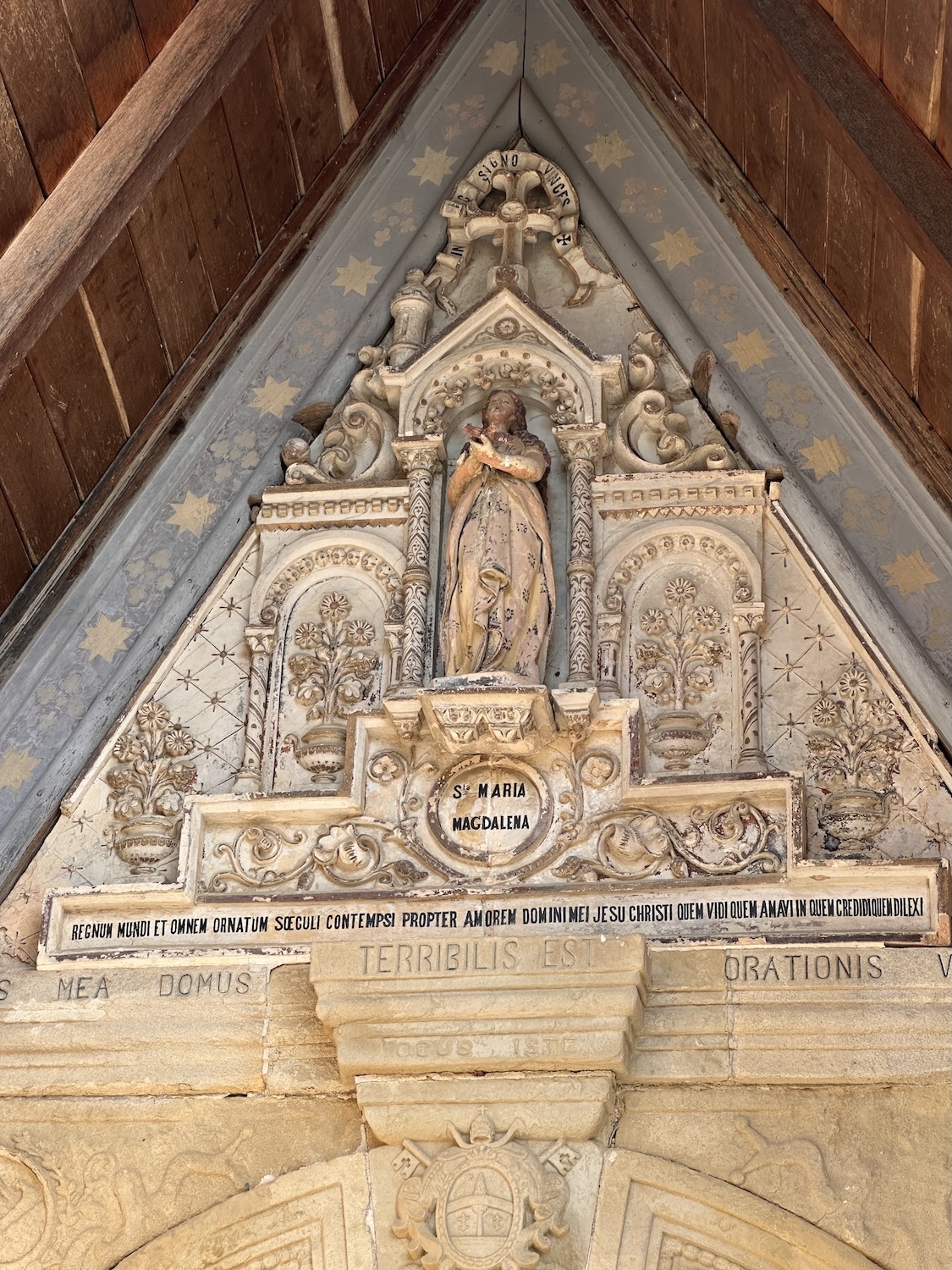 Le fronton de l'église de Rennes-le-Château